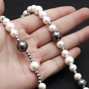 Collar de perlas hip hop con cuentas blancas y grises y espaciadores de metal plateado