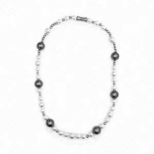 Collar hip hop con perlas blancas y gris oscuro con cuentas de metal plateado