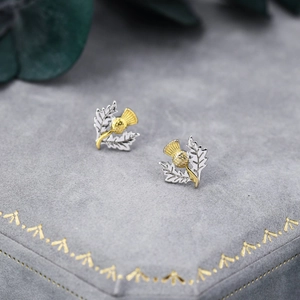 Orecchini a perno con cardo scozzese vintage in design floreale bicolore oro e argento