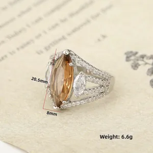 Macro-opname van een vintage ring met marquise-geslepen bruine zirkoon en afmetingen