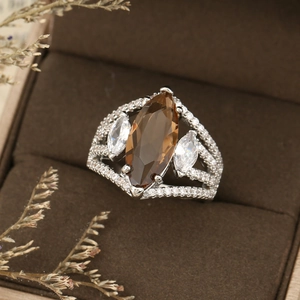 Vintage ring met marquise amberkleurige zirkoon en pavé diamanten in bruine juwelendoos