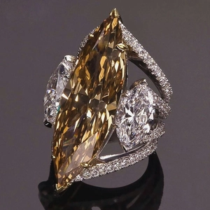 Macro-opname van een ring met champagne marquise zirkoon en pavé gezette meerlaagse band