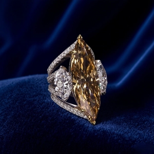 Ring met marquise geslepen gele edelsteen en pave-zetting op donkerblauw fluweel