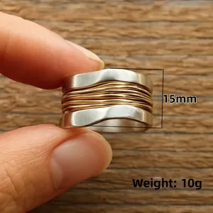 Makro-Detail des 15mm breiten Wellenrings mit Golddrahtwickel und 10g Silber-Metallgewicht