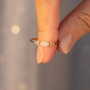 Elegante anello in oro con opale marquise e diamanti laterali per un look lussuoso minimal