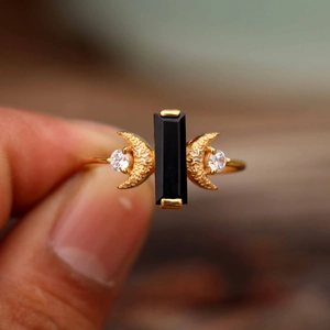 Bague croissant de lune dorée avec pierre d'obsidienne noire et accents en zircon