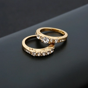 Elegante conjunto de anillos para pareja chapados en oro con circonitas y tallas vintage