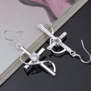 Elegante Ohrhänger aus 925er Sterlingsilber mit Kreuzanhänger und Zirkonia-Steinen