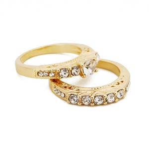 Elegante conjunto de anillos para pareja bañados en oro con circonitas y detalles tallados