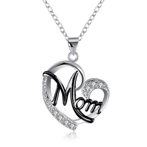 Détail macro du collier cœur en argent avec cristaux et pendentif artistique Mom