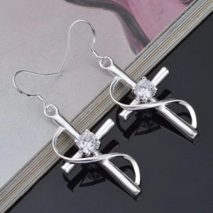 Nahaufnahme der 925 Silber Kreuz-Ohrhänger mit einem brillantem runden Zirkonia-Stein
