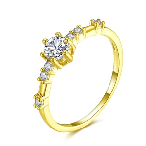 Eleganter vergoldeter Diamantring mit rundem Hauptstein und seitlichen Akzenten