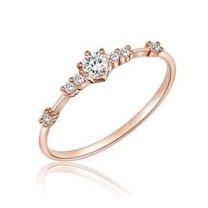 Eleganter Ring in Roségold mit rundem Diamanten und Pavé-Besatz auf weißem Hintergrund