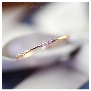 Minimalistischer 18K vergoldeter Ring mit neun Diamanten in Makro-Ästhetik-Ansicht