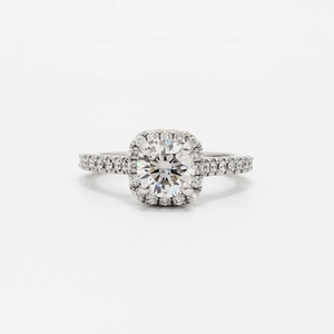 Dettaglio macro dell'anello di fidanzamento halo con diamante centrale e pavé di diamanti