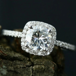 Elegante anello di fidanzamento in argento con diamante tondo e design halo