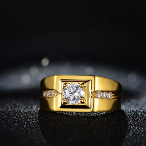 Anello da uomo placcato oro con zircone bianco rotondo e pietre laterali