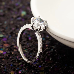 Bague élégante en zircon argenté avec serti à six griffes et pierres d'accent rondes