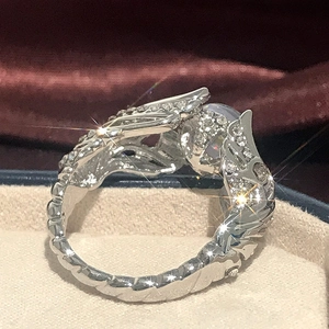 Hohl geschliffener Schwanenring aus Silber mit buntem Mondstein und Kristallen