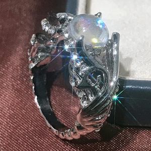 Hohlgeschmiedeter Schwanenring in Silber mit Regenbogen-Mondstein und weißen Zirkonia