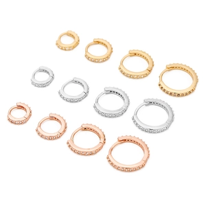 Set di orecchini a cerchio squisiti con zirconi colorati in oro, argento e oro rosa