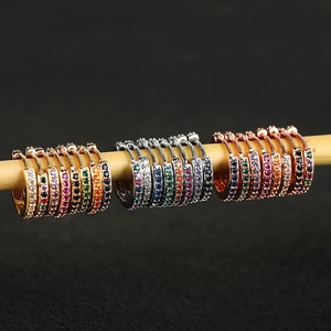 Orecchini a cerchio squisiti con micro-pavé di zirconi multicolori in oro, argento e oro rosa