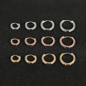 Set di orecchini a cerchio con zirconi colorati in finiture argento, oro e oro rosa