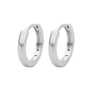 Detailansicht der polierten Silber-Ohrringe mit S925-Stempel auf minimalistischen Ringen