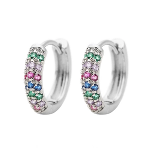 Dettaglio di orecchini a cerchio in argento con zirconi colorati incastonati in micro-pavé