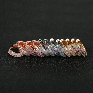 Tre paia di mini orecchini a cerchio con zirconi multicolore in oro e argento lucido