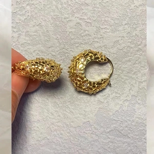 Elegante vergulde koperen C-vormige oorringen met geweven textuur en fonkelende zirkonen