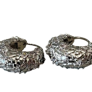 Elegante verzilverde gevlochten oorringen met glinsterende pavé-zirkonastenen