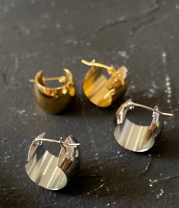 Boucles d'oreilles créoles larges en forme de C en métal poli doré et argenté