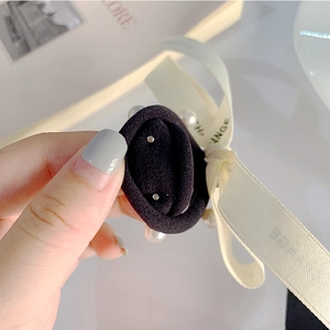 Élastique à cheveux élégant en ruban noir avec perles blanches, style épuré
