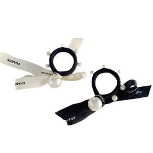 Chouchous élégants avec nœud, perles et ruban, ensemble noir et blanc pour femme