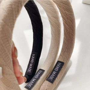 Serre-tête épais en maille avec étiquette faite main en beige noir et marron clair