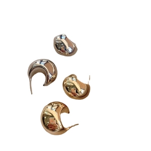 Minimalistische onregelmatige bolvormige oorbellen in gepolijst goud en zilver metaal