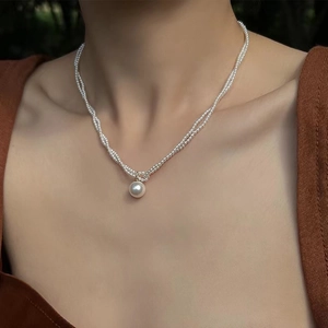 Elegante 14k goldgefüllte doppellagige Perlenkette mit rundem Anhänger an einem Model