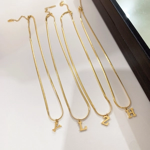 Gouden titanium stalen platte slangenketting met letterhangers Y L Z H voor dames