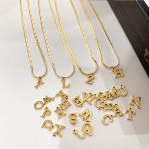 Goudkleurige titaniumstalen ketting met slangenketting en 26 minimalistische letterbedels