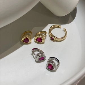 Herzförmiges Schmuckset aus Gold und Silber mit roten Zirkonia-Ohrringen und Ring
