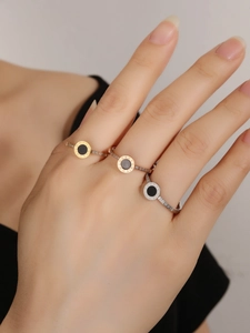 Détails des bagues tricolores avec chiffres romains et pavé de cristaux brillants