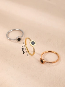 Détail de trois bagues avec diamètre de 1,8 cm et gravure de chiffres romains
