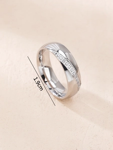 Dettaglio anello di lusso in argento con zirconi incastonati e diametro interno 1,9 cm