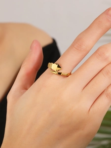 Vista macro dell'anello origami geometrico placcato oro 18K con sfaccettature lucide