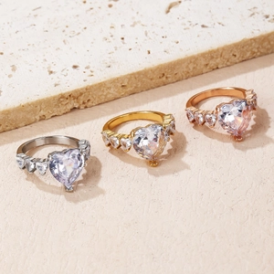 Detailaufnahme von Herzschliff-Kristallringen in Silber-, Gold- und Roségold-Finish