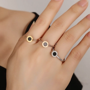 Bagues à chiffres romains tricolores en or, or rose et argent avec accents noirs