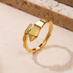 Anello a serpente dorato minimalista in stile francese vintage con trama a scaglie