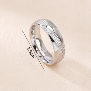 Anello di lusso francese in argento lucido con zirconi cubici incastonati in diagonale