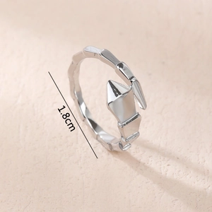 Anello in acciaio al titanio argento con trama a serpente, piramide e diametro di 1,8 cm